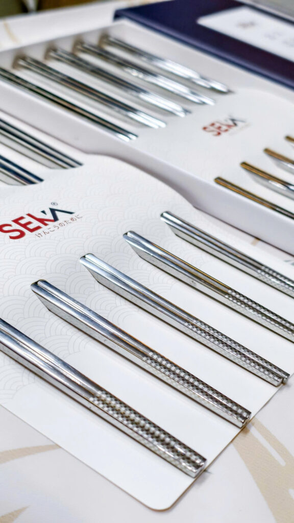 Bề mặt sáng bóng – Dễ vệ sinh, không ẩm mốc