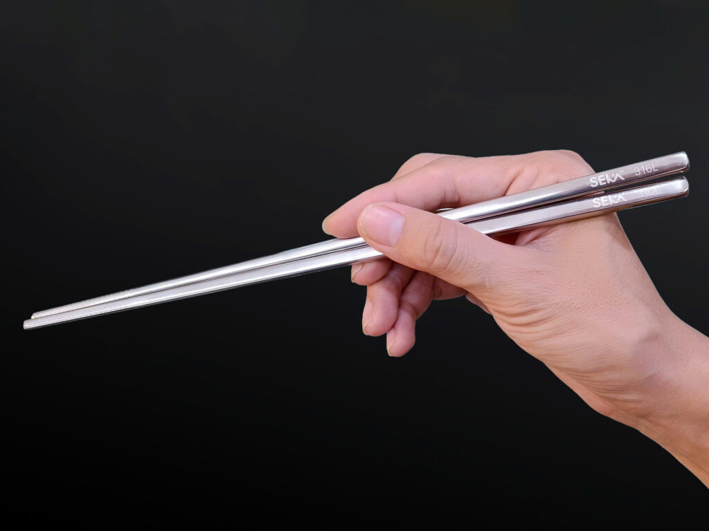 Thiết kế cầm nắm thoải mái, cân đối